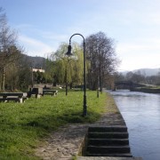 Merendero y puente al fondo